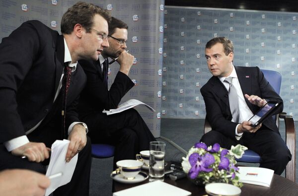 Dmitri Medvedev donne une interview au Financial Times - Sputnik Afrique