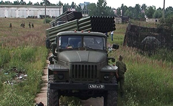 Lance-roquettes russe Grad en action - Sputnik Afrique