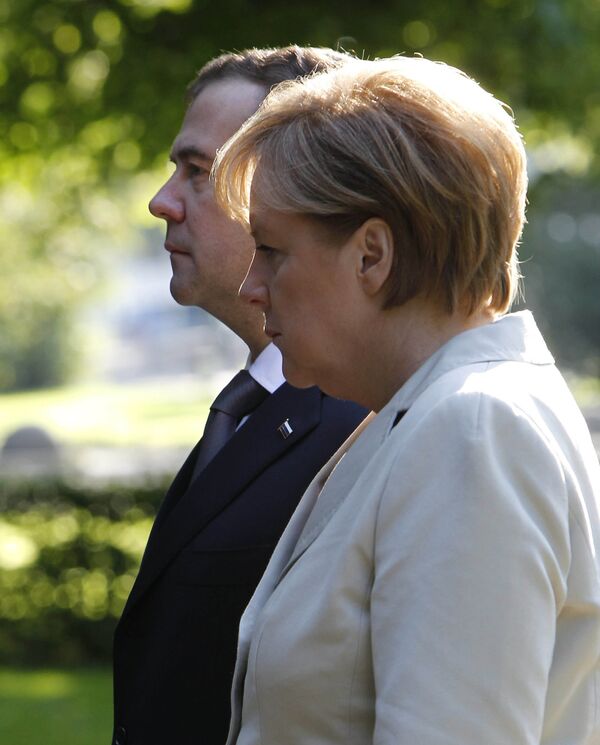 Dmitri Medvedev et  Angela Merkel - Sputnik Afrique