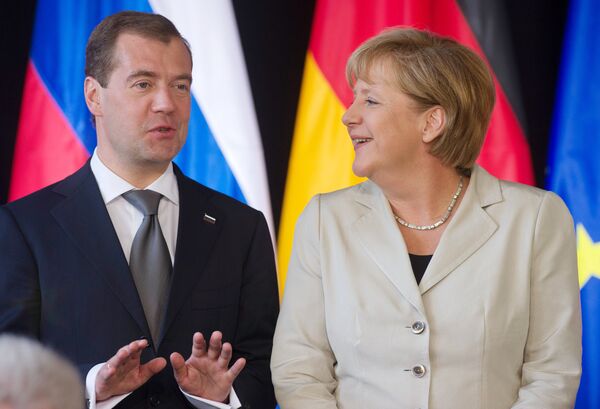 Dmitri Medvedev et Angela Merkel - Sputnik Afrique