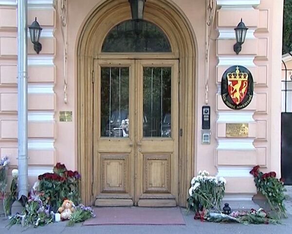 Attentats en Norvège: les Moscovites se recueillent devant l'ambassade de Norvège - Sputnik Afrique