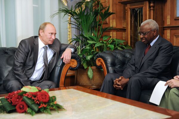 Le premier ministre russe Vladimir Poutine et le président de l'Association internationale des fédérations d'athlétisme (IAAF) Lamine Diack - Sputnik Afrique