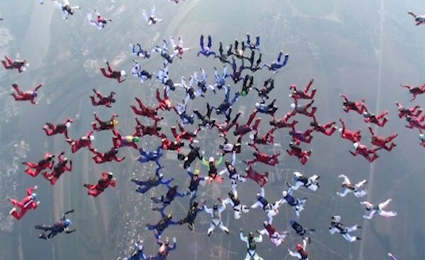 186 parachutistes battent un record à Kolomna 186 parachutistes battent un record à Kolomna - Sputnik Afrique