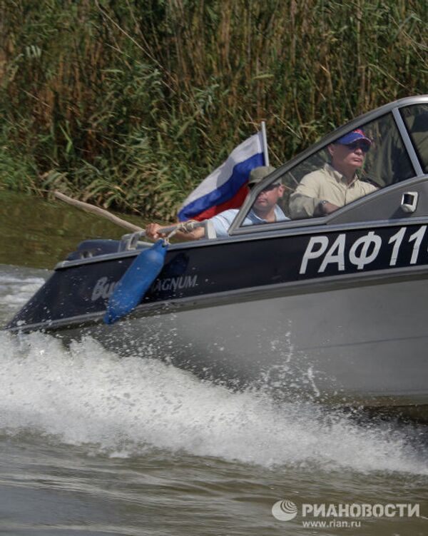 Medvedev et Poutine partent à la pêche  - Sputnik Afrique