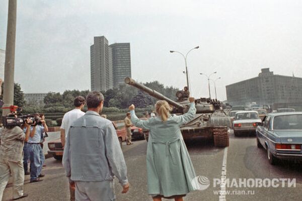 Les chars et les barricades dans les rues de Moscou en août 1991 - Sputnik Afrique
