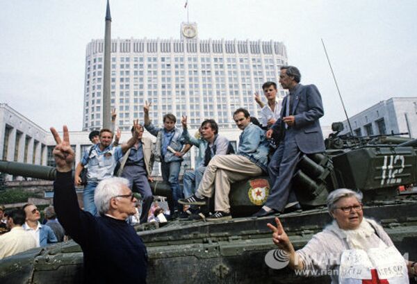 Les chars et les barricades dans les rues de Moscou en août 1991 - Sputnik Afrique