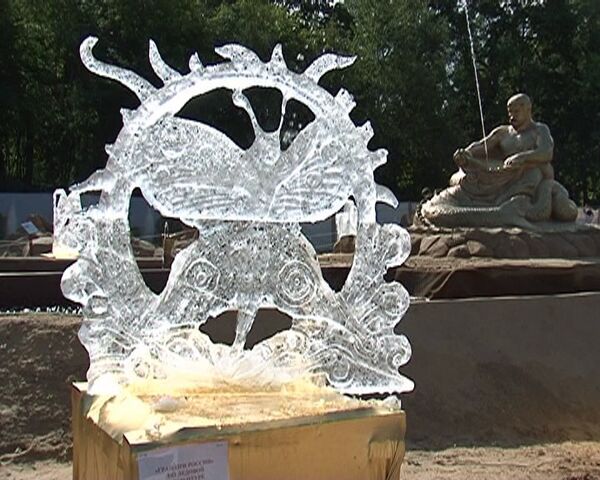 Des figurines de glace sous le soleil de plomb de Moscou - Sputnik Afrique