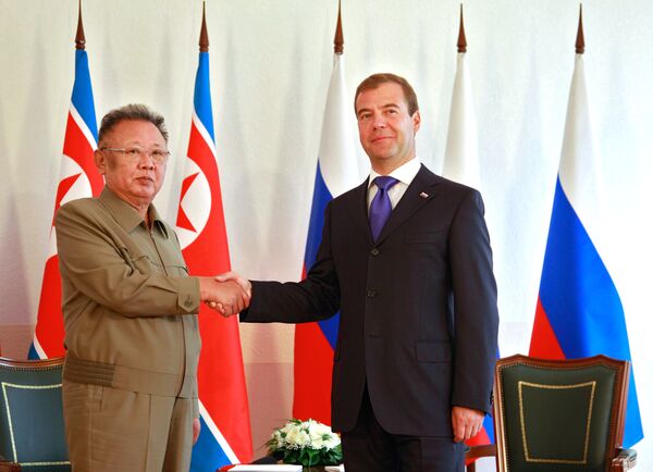 Le président russe Dmitri Medvedev et son homologue nord-coréen Kim Jong Il  - Sputnik Afrique