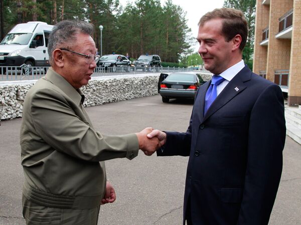 Le président russe Dmitri Medvedev et son homologue nord-coréen Kim Jong Il  - Sputnik Afrique