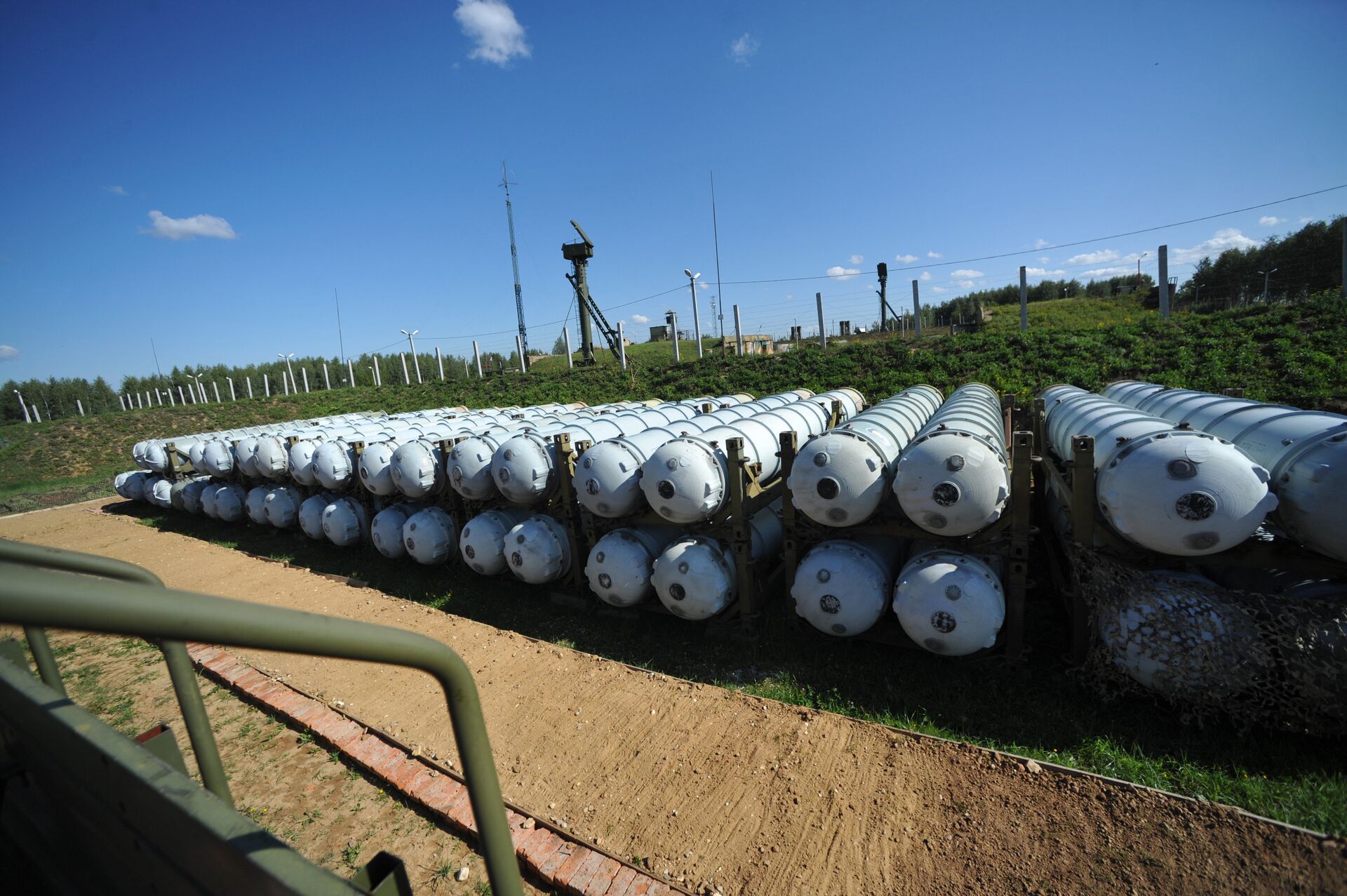 Склад ракет под тверью. Заброшенные склады с оружием. Склад ракет под тверью. Склад ракет под тверью. Склад с боеприпасами.
