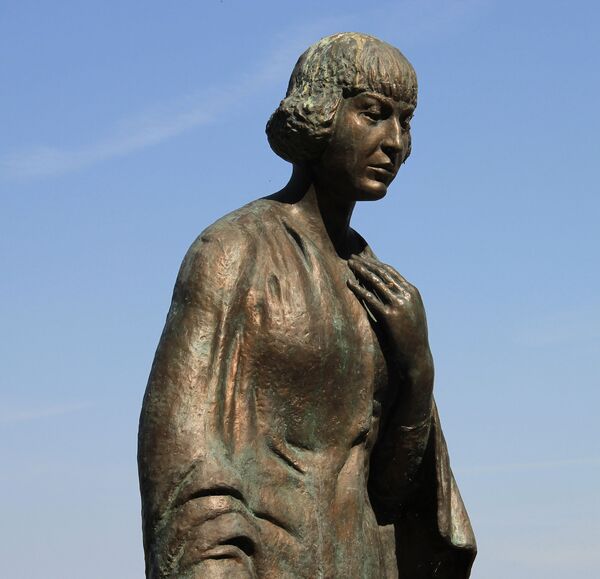 Monument à Marina Tsvetaïeva à Taroussa - Sputnik Afrique
