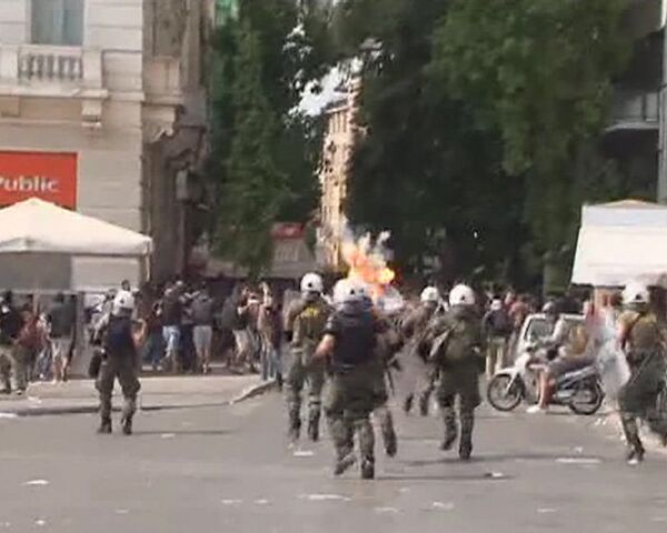 Grèce: les manifestants jettent des pierres sur les policiers - Sputnik Afrique