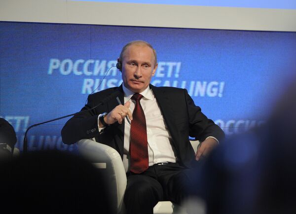 Vladimir Poutine lors de la séance plénière du forum d'investissement L'Appel de la Russie (archive) - Sputnik Afrique