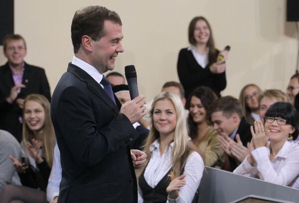 Dmitri Medvedev lors d'une rencontre avec des jeunes à Moscou - Sputnik Afrique