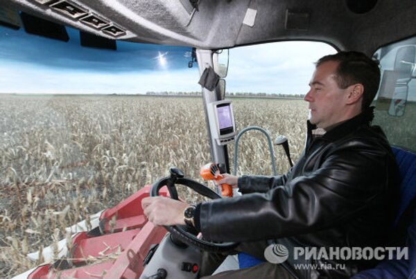Medvedev et Poutine pilotes de moissonneuses-batteuses - Sputnik Afrique