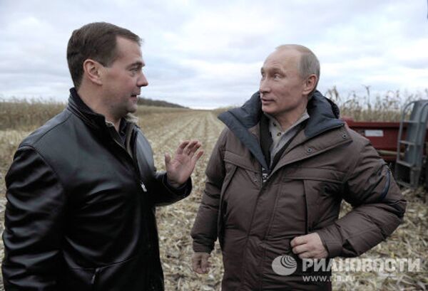 Medvedev et Poutine pilotes de moissonneuses-batteuses - Sputnik Afrique