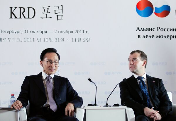 Les présidents sud-coréen et russe, Li Myung-bak et Dmitri Medvedev - Sputnik Afrique