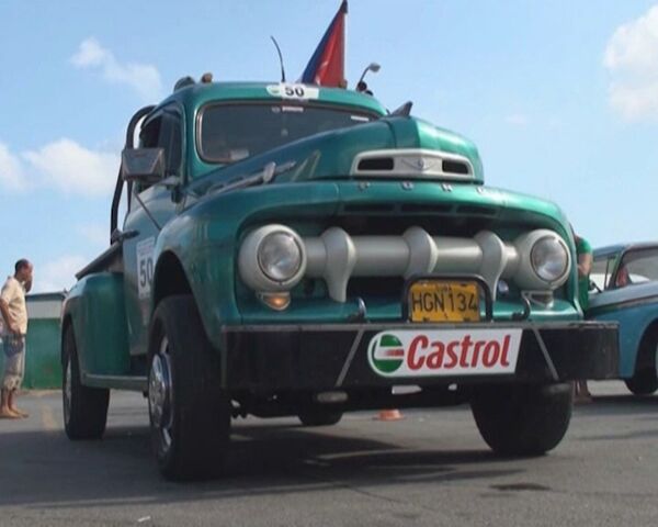 Une course de vieilles voitures à La Havane  - Sputnik Afrique