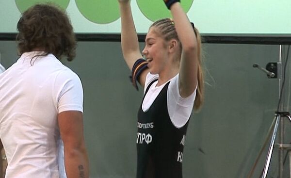 Force athlétique: une écolière russe championne du monde - Sputnik Afrique