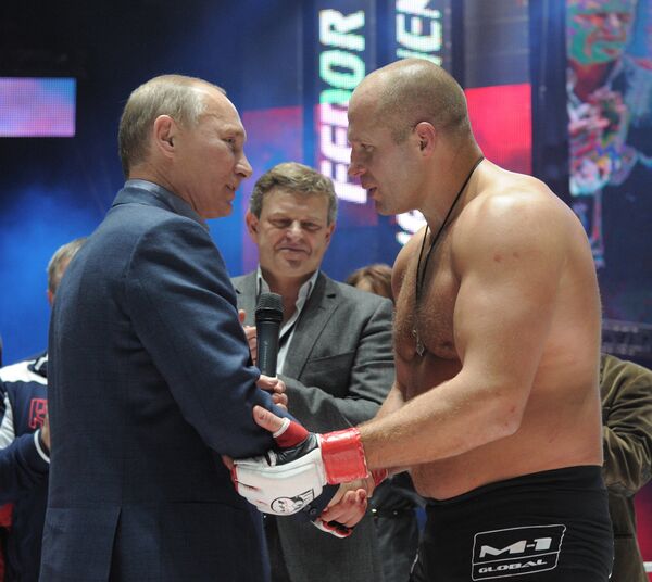 Poutine félicite Emelianenko sur le ring - Sputnik Afrique