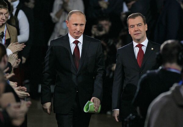 Vladimir Poutine et Dmitri Medvedev lors du XIIe congrès du parti Russie unie - Sputnik Afrique