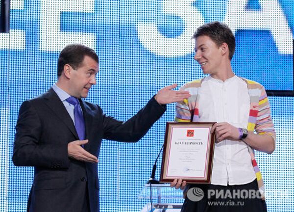 Medvedev remercie de jeunes militants russes  - Sputnik Afrique