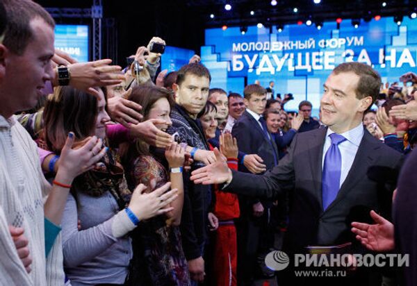 Medvedev remercie de jeunes militants russes  - Sputnik Afrique