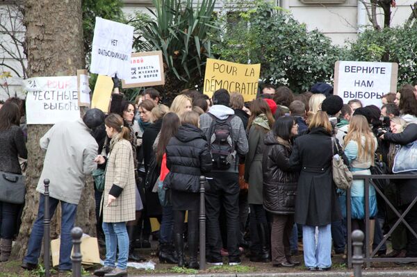 Législatives russes: manifestation à Paris contre les fraudes - Sputnik Afrique