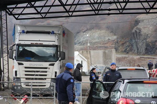 Le convoi russe au poste-frontière entre la Serbie et le Kosovo - Sputnik Afrique