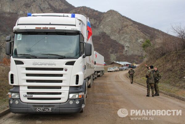 Le convoi russe au poste-frontière entre la Serbie et le Kosovo - Sputnik Afrique