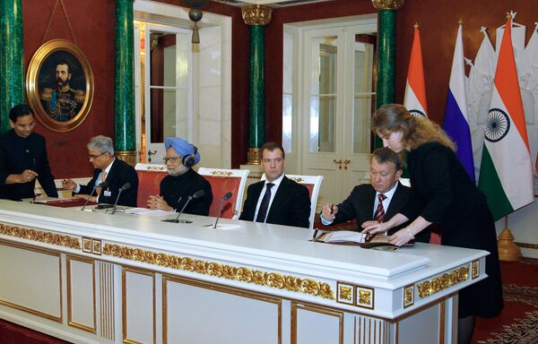 Président russe Dmitri Medvedev et le premier ministre indien Manmohan Singh - Sputnik Afrique