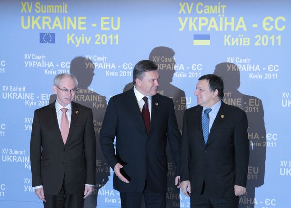Herman van Rompuy, Viktor Ianoukovitch et José Manuel Barroso au sommet Ukraine-UE à Kiev - Sputnik Afrique