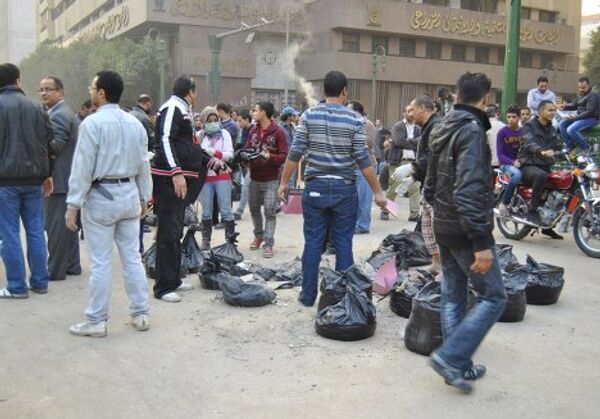 Le Caire: les manifestants nettoient les rues et se préparent à de nouvelles actions - Sputnik Afrique