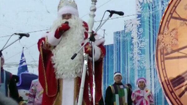 Le Père Gel russe illumine un sapin de Noël à Kostroma - Sputnik Afrique