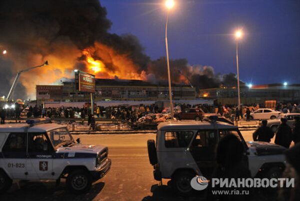 Un incendie ravage des entrepôts à Ekaterinbourg - Sputnik Afrique