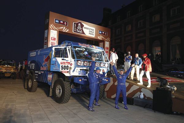 L'équipage d'Eduard Nikolaev au départ du Dakar 2012 - Sputnik Afrique