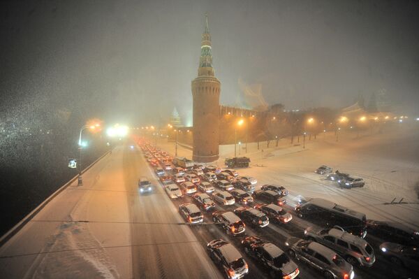 Moscou: les chutes de neige provoquent des embouteillages record - Sputnik Afrique