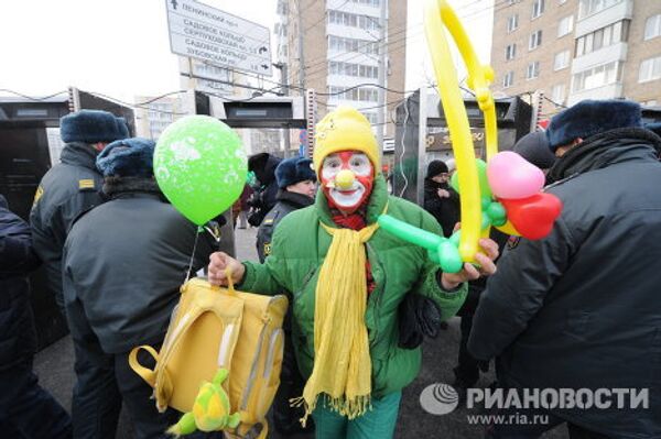 Moscou: des Russes manifestent en costumes insolites  - Sputnik Afrique