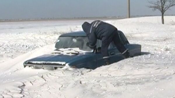 Crimée: au secours des véhicules bloqués par la neige - Sputnik Afrique