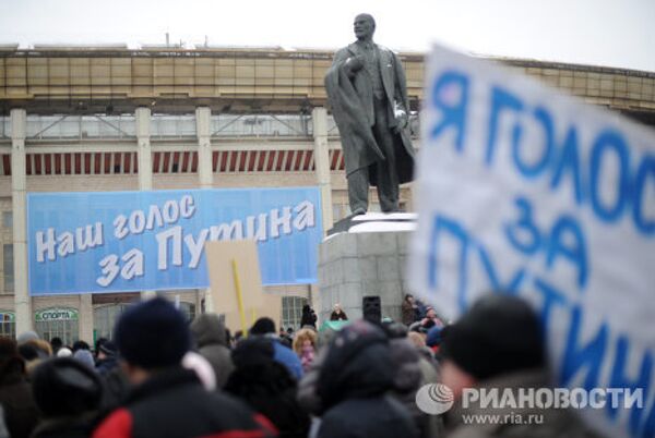 Pancartes et banderoles du rassemblement pro-Poutine à Moscou - Sputnik Afrique