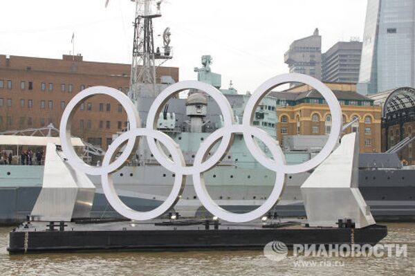 Des anneaux olympiques géants sur la Tamise - Sputnik Afrique