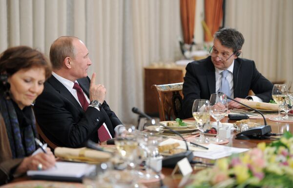 Premier ministre russe et candidat à la présidentielle Vladimir Poutine lors d'une rencontre avec les rédacteurs en chef de journaux occidentaux - Sputnik Afrique