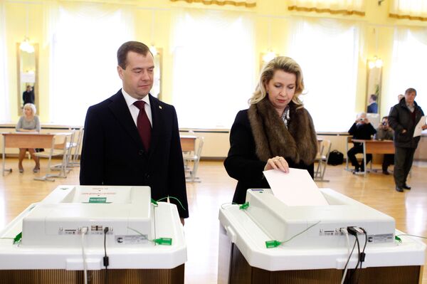 Présidentielle: le couple Medvedev a voté - Sputnik Afrique
