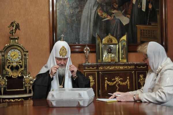 Présidentielle: le Patriarche de Russie vote pour le développement pacifique du pays - Sputnik Afrique