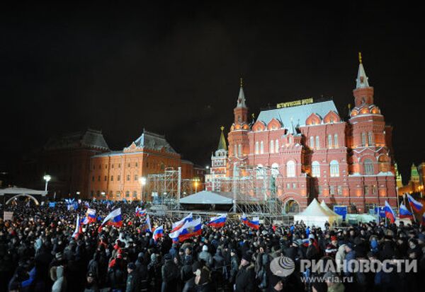 Des manifestants célèbrent la victoire de Poutine près du Kremlin  - Sputnik Afrique