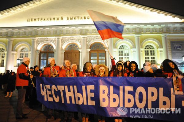 Des manifestants célèbrent la victoire de Poutine près du Kremlin  - Sputnik Afrique
