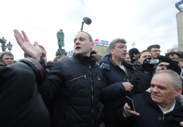 Sergueï Oudaltsov et Boris Nemtsov à la manifestants d'opposition sur la place Pouchkine - Sputnik Afrique