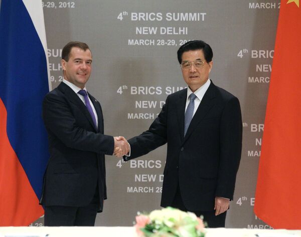 Dmitri Medvedev et Hu Jintao lors d'une réunion élargie du sommet du BRICS à New Delhi - Sputnik Afrique