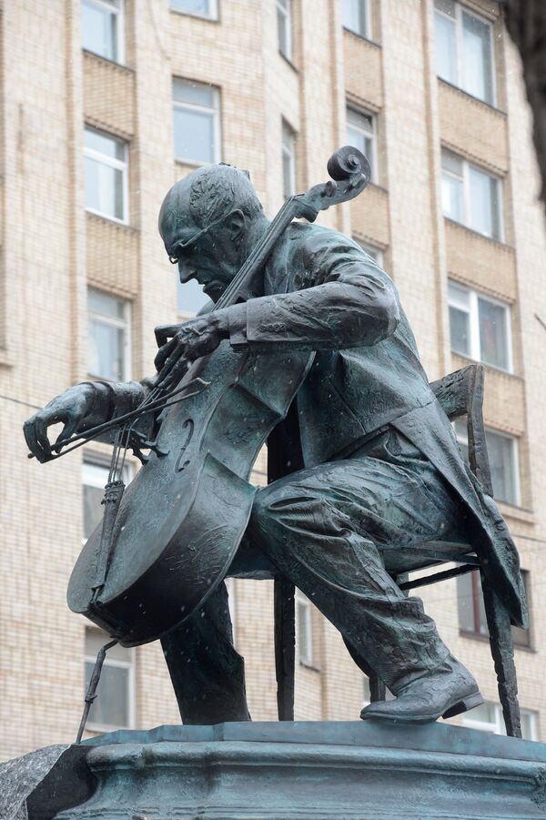 Inauguration à Moscou d'un monument dédié au célèbre violoncelliste et chef d'orchestre, Mstislav Rostropovitch  - Sputnik Afrique