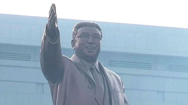 Une immense statue de Kim Jong-Il inaugurée à Pyongyang  - Sputnik Afrique